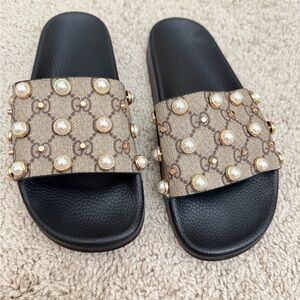 Women's Black and Tan Pearl Slide Sandals